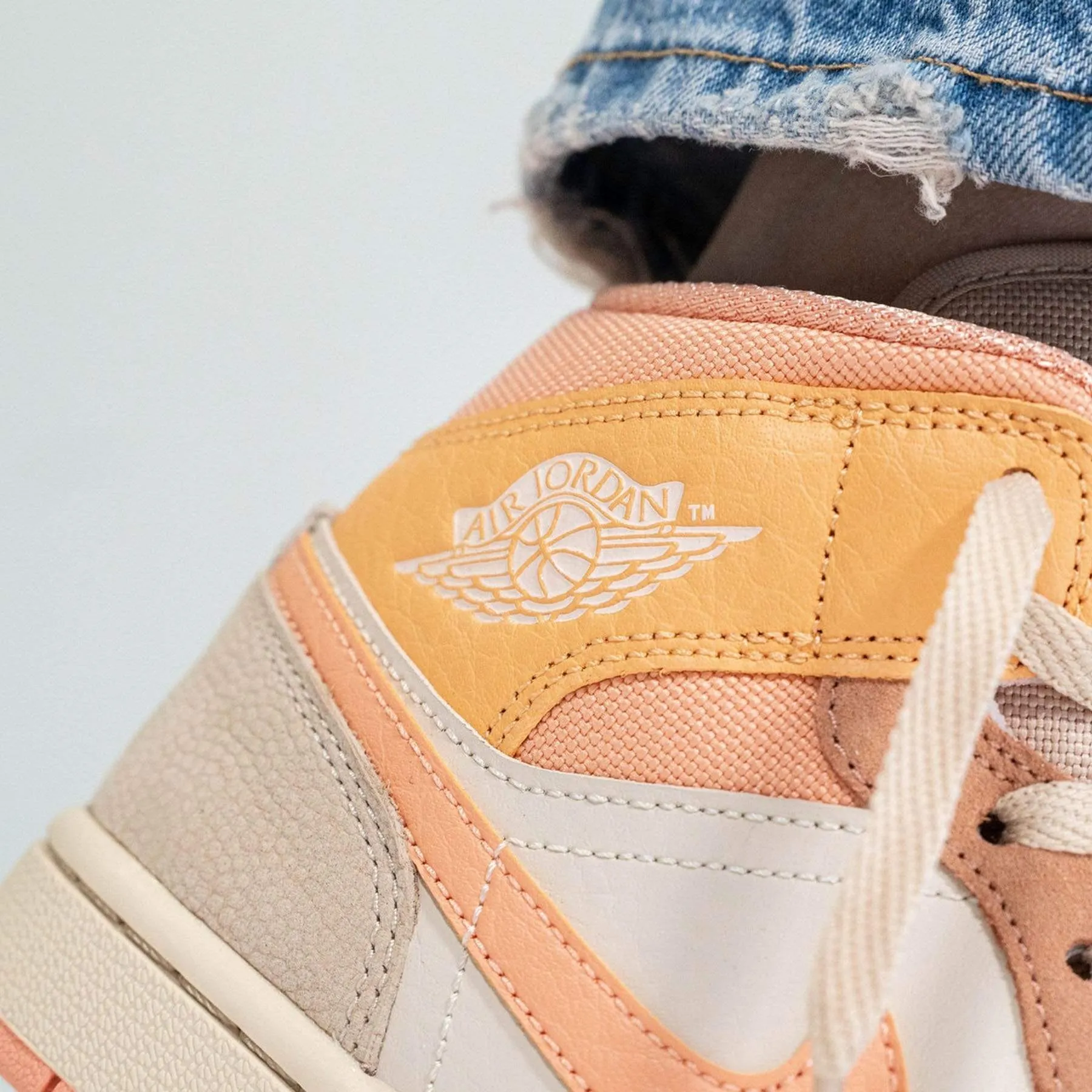 Air Jordan 1 Wmns Mid 'Apricot'