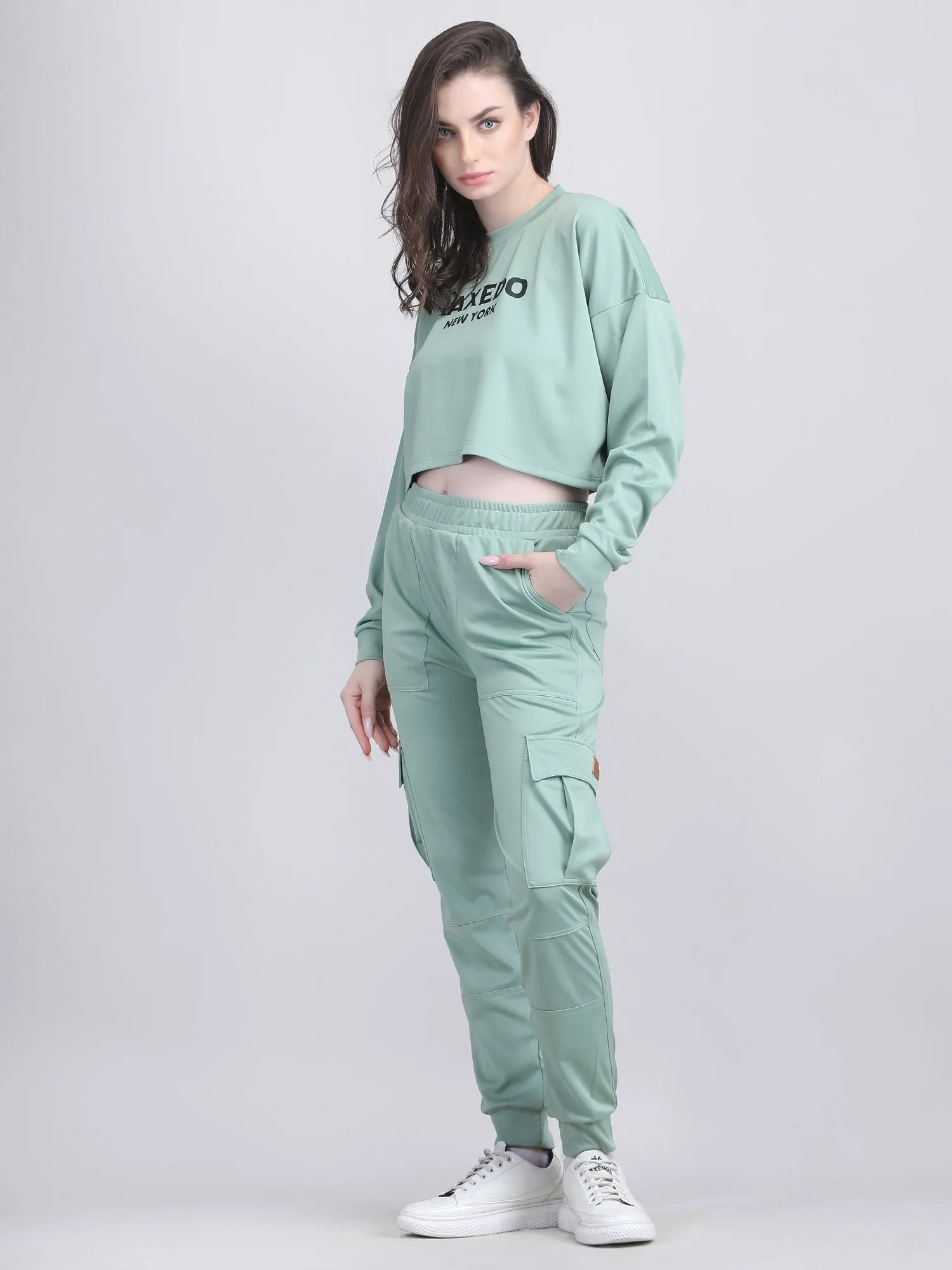 Women's colourful tracksuit - travel look